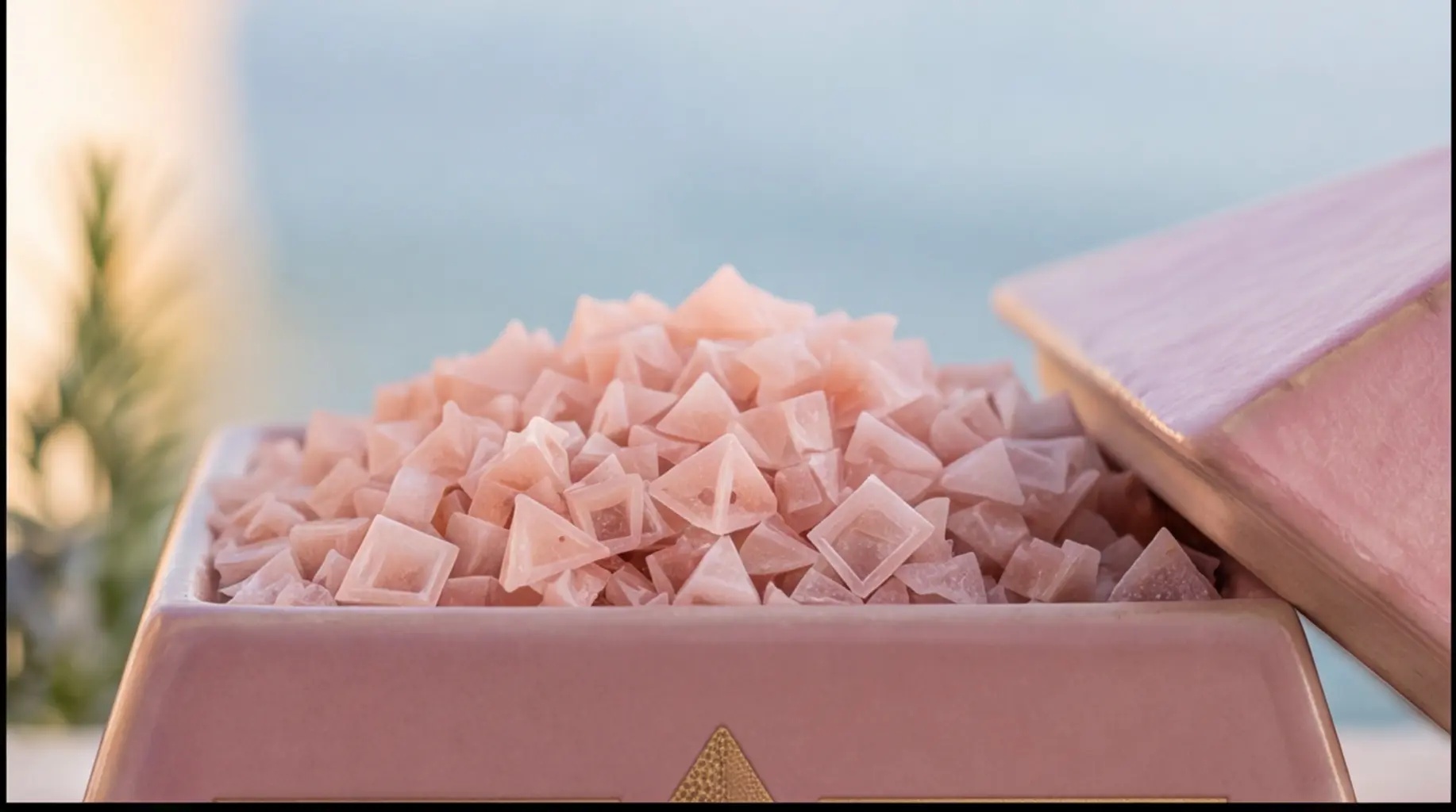 Aufgehäufte Pyramidenkristalle im geöffneten Gefäß