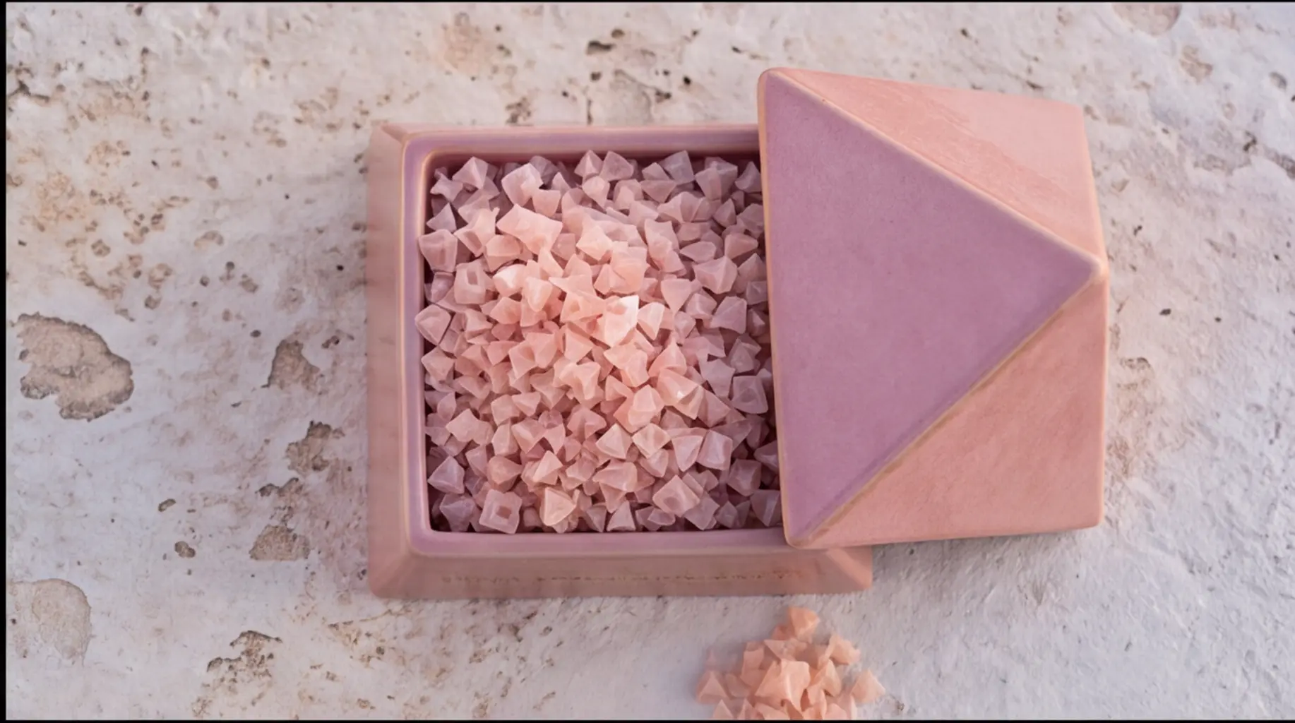 Das geöffnete Gefäß von oben mit pyramidenförmigen Kristallen